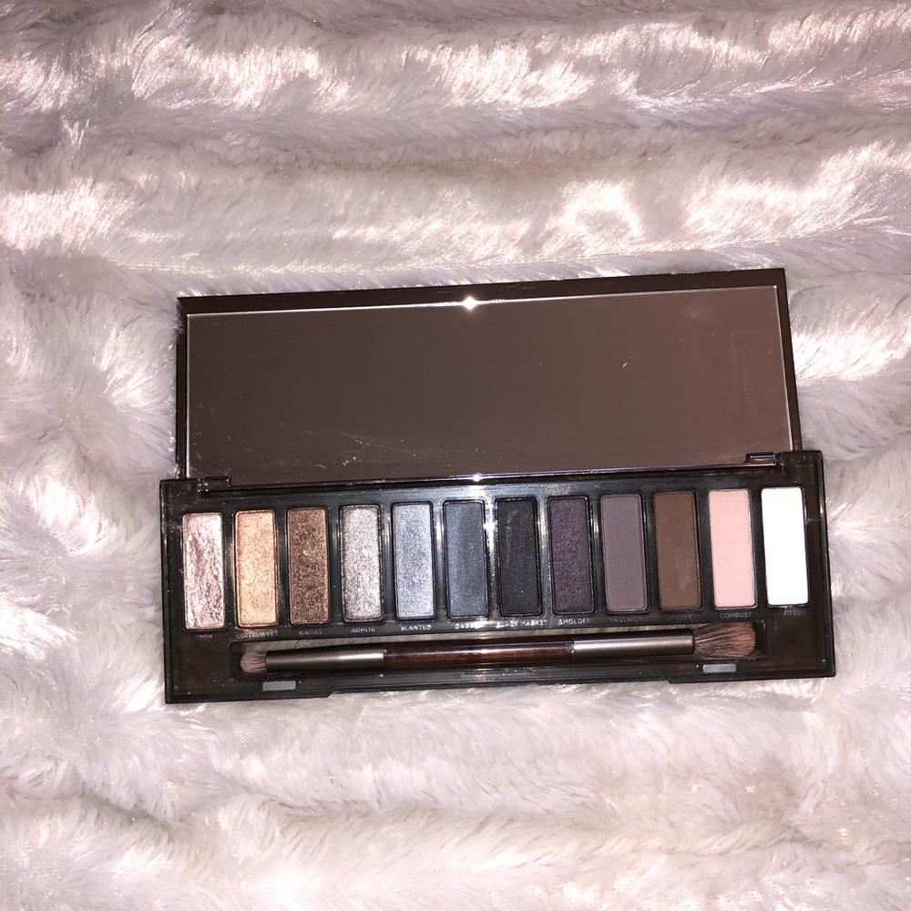 NAKED SMOKY PALLET